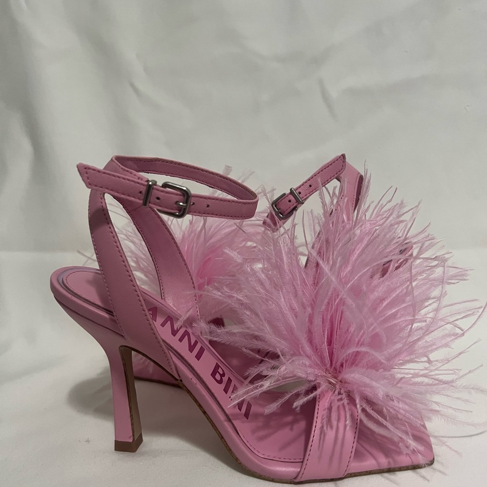 Giani Bernini Blush Feathered Heels sz 6 NEW